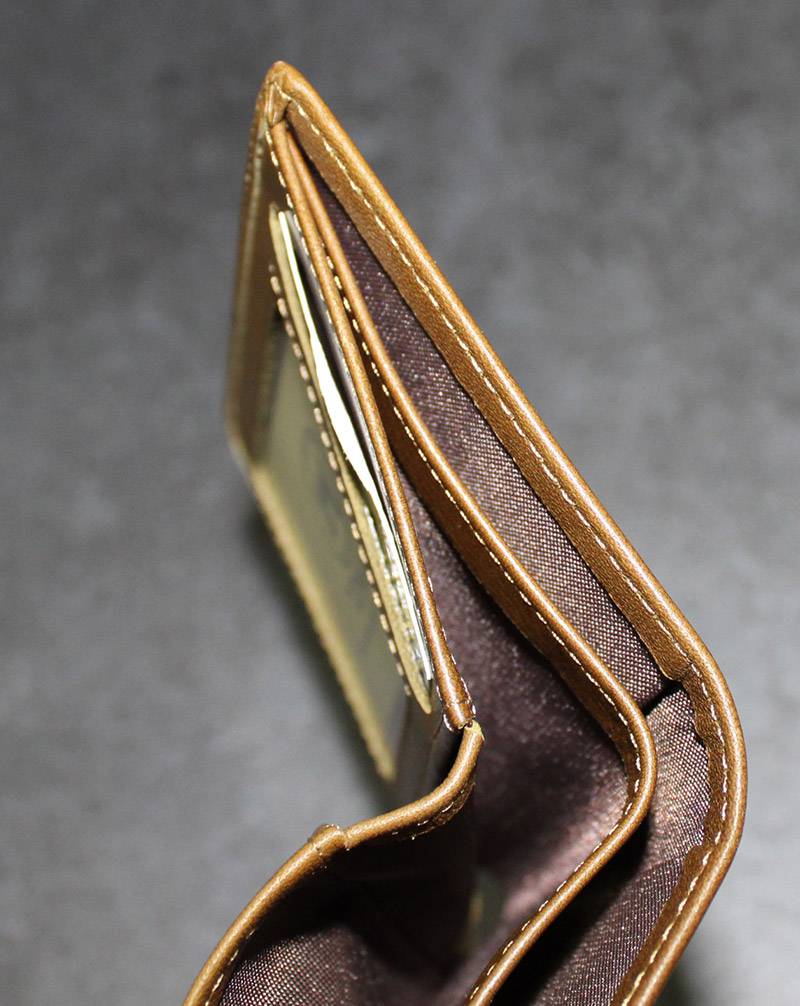 Chiếc ví nam nhỏ gọn này có 2 ngăn đựng tiền, và nhiều khe đựng thẻ